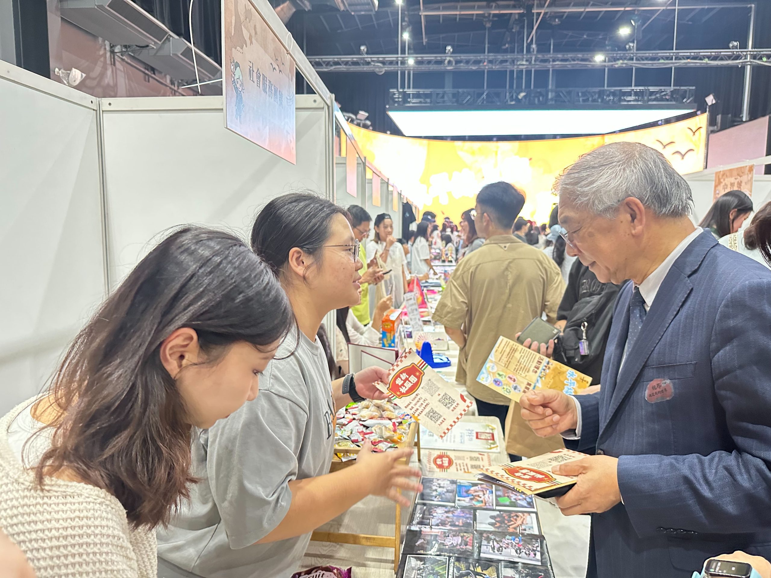 (世新大學陳清河校長親臨活動現場與學生攤位進行互動交流 圖/印磊)